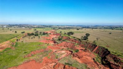 Imagem referente à notícia: Itaipu acompanha avanço das obras para contenção de voçoroca em Loanda