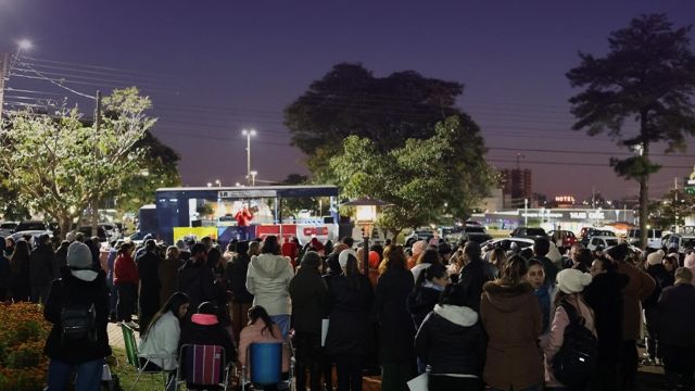 Professores da rede municipal de Cascavel fazem manifestação em frente à Prefeitura e indicam possível greve