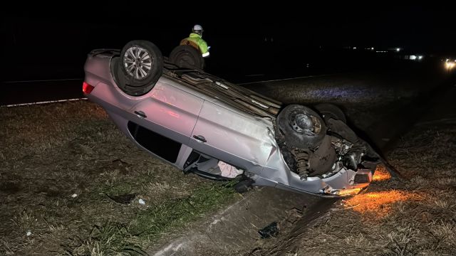 Motorista capota carro na BR-467 após ser fechada por outro veículo em Cascavel