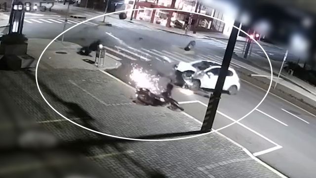 Motociclista é arremessado após colisão violenta em cruzamento de Cascavel; motorista foge do local