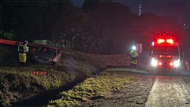 Carro sobe mureta e para sobre barranco após saída de pista na PRc-467 em Cascavel