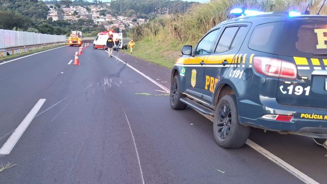 Capotamento na BR-376 em Apucarana deixa jovem gravemente ferido após falha mecânica