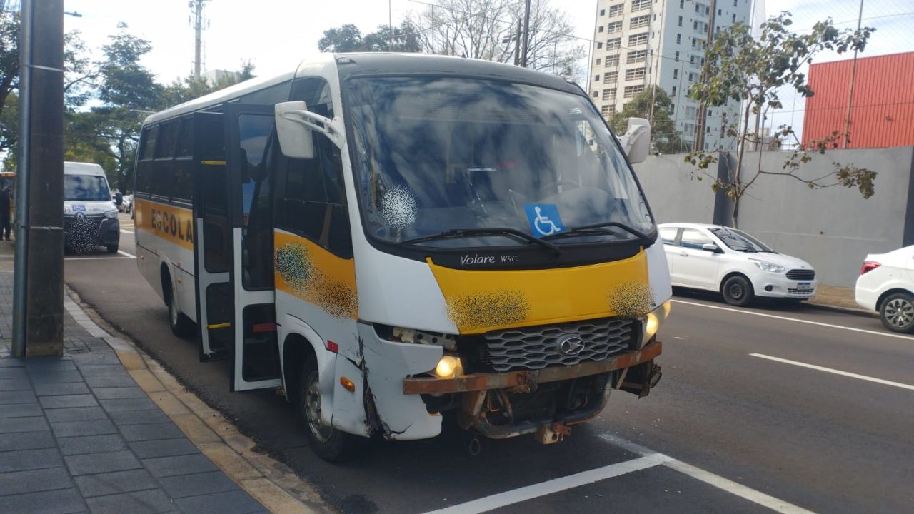 Colisão entre ônibus escolar e Toyota Etios deixa motorista ferida no Centro de Cascavel