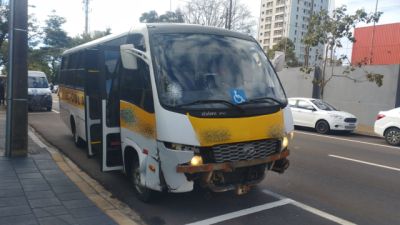 Imagem referente à notícia: Colisão entre ônibus escolar e Toyota Etios deixa motorista ferida no Centro de Cascavel