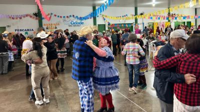 Imagem referente à notícia: Festa junina reúne mais de 300 idosos e celebra integração, alegria e qualidade de vida em Cascavel