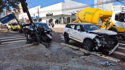 Imagem referente à notícia: Colisão entre SUVs termina com carro atingindo semáforo no Centro de Cascavel; três pessoas recebem atendimento