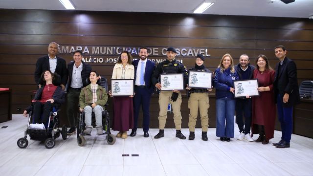 Câmara homenageia PAID, APAE e policiais militares por serviços prestados à população de Cascavel