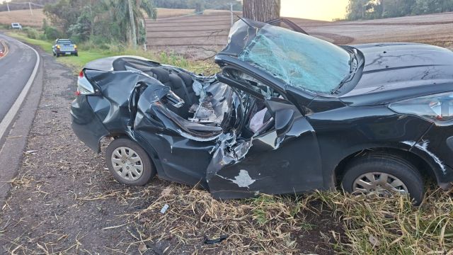Motorista fica gravemente ferido após Ford Ka sair da pista e bater contra árvore na BR-158, no Paraná