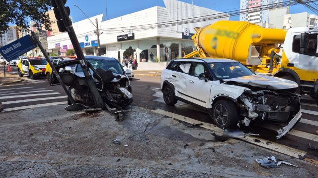 Colisão entre SUVs termina com carro atingindo semáforo no Centro de Cascavel; três pessoas recebem atendimento