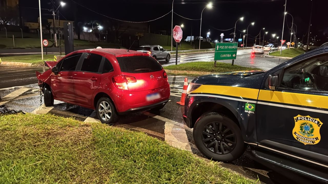 Colisão entre carro e caminhonete deixa veículos destruídos no Trevo do Portal, em Cascavel