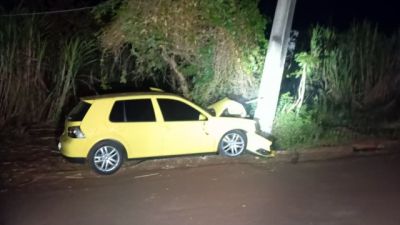 Imagem referente à notícia: Motorista é preso após fugir da PM em alta velocidade e bater carro contra poste em Palotina