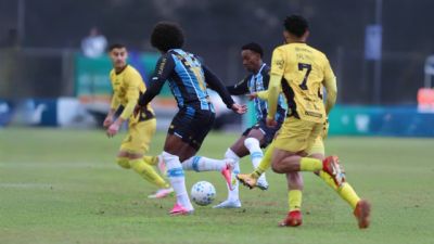 Imagem referente à notícia: FC Cascavel faz boa atuação, mas sofre virada do Grêmio diante de mais de 10 mil torcedores