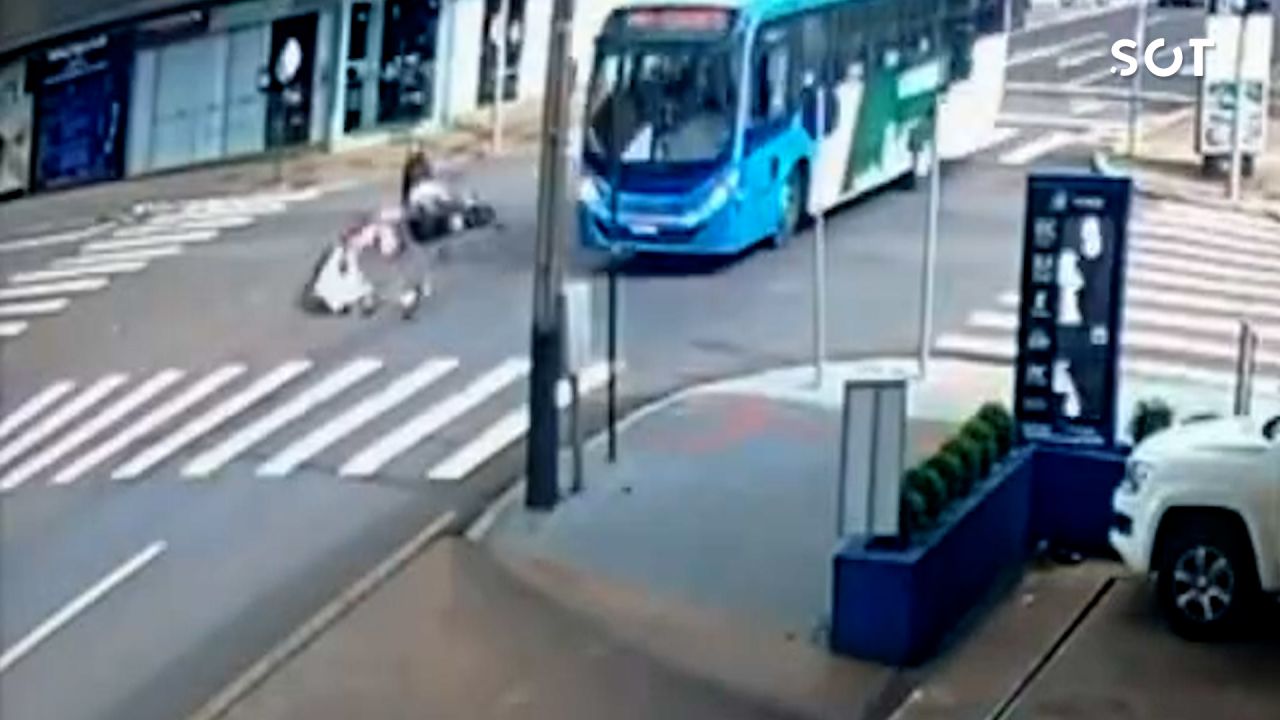 Câmera flagra forte colisão entre moto e ônibus no Centro de Cascavel