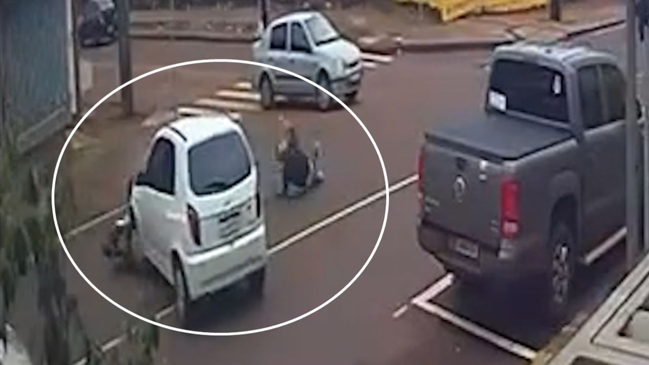 Colisão entre Celta e motocicleta deixa homem ferido no Bairro São Cristóvão, em Cascavel