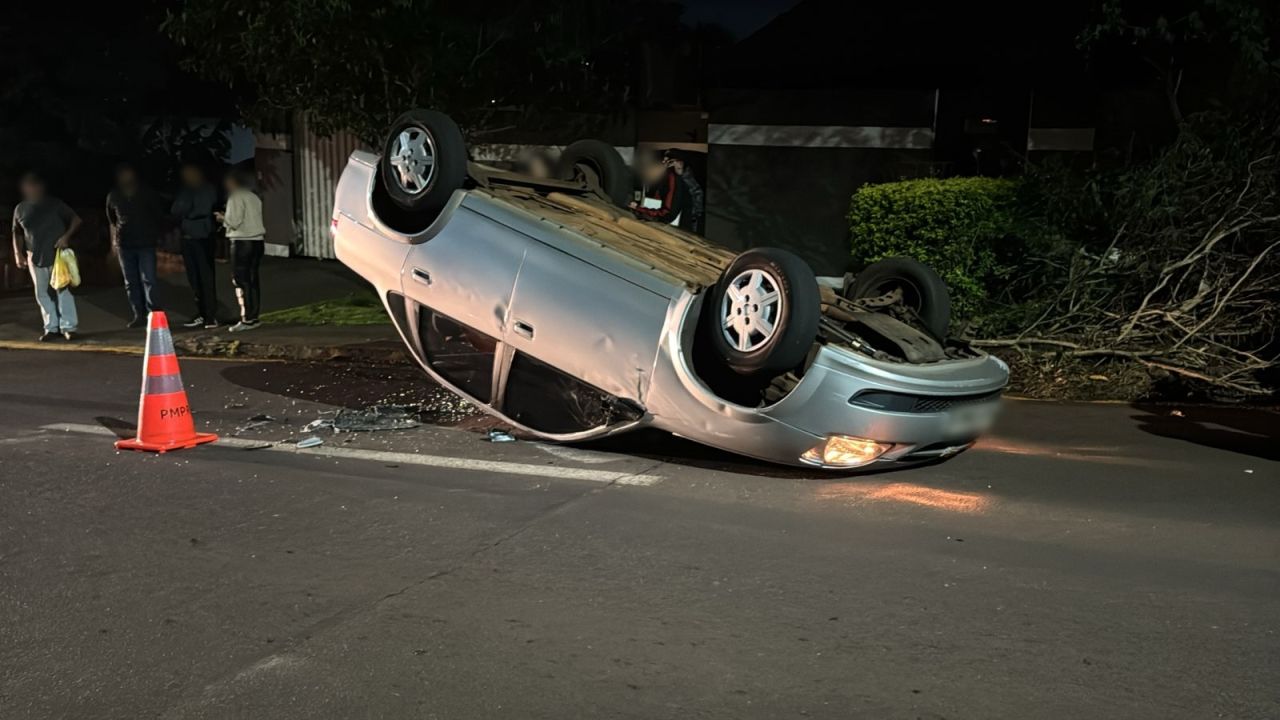 Carro de aplicativo é atingido e veículo capota após acidente no bairro Canadá, em Cascavel