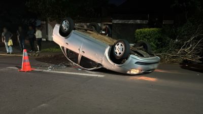 Imagem referente à notícia: Carro de aplicativo é atingido e veículo capota após acidente no bairro Canadá, em Cascavel
