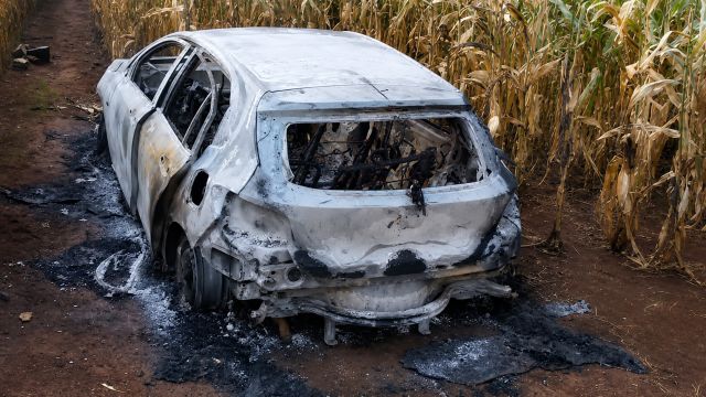 Carro é destruído por incêndio em área atrás de cemitério no distrito de Espigão Azul