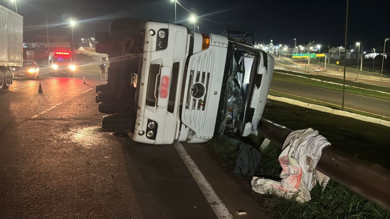 Caminhão carregado com congelados tomba no Trevo Cataratas e motorista fica ferido em Cascavel