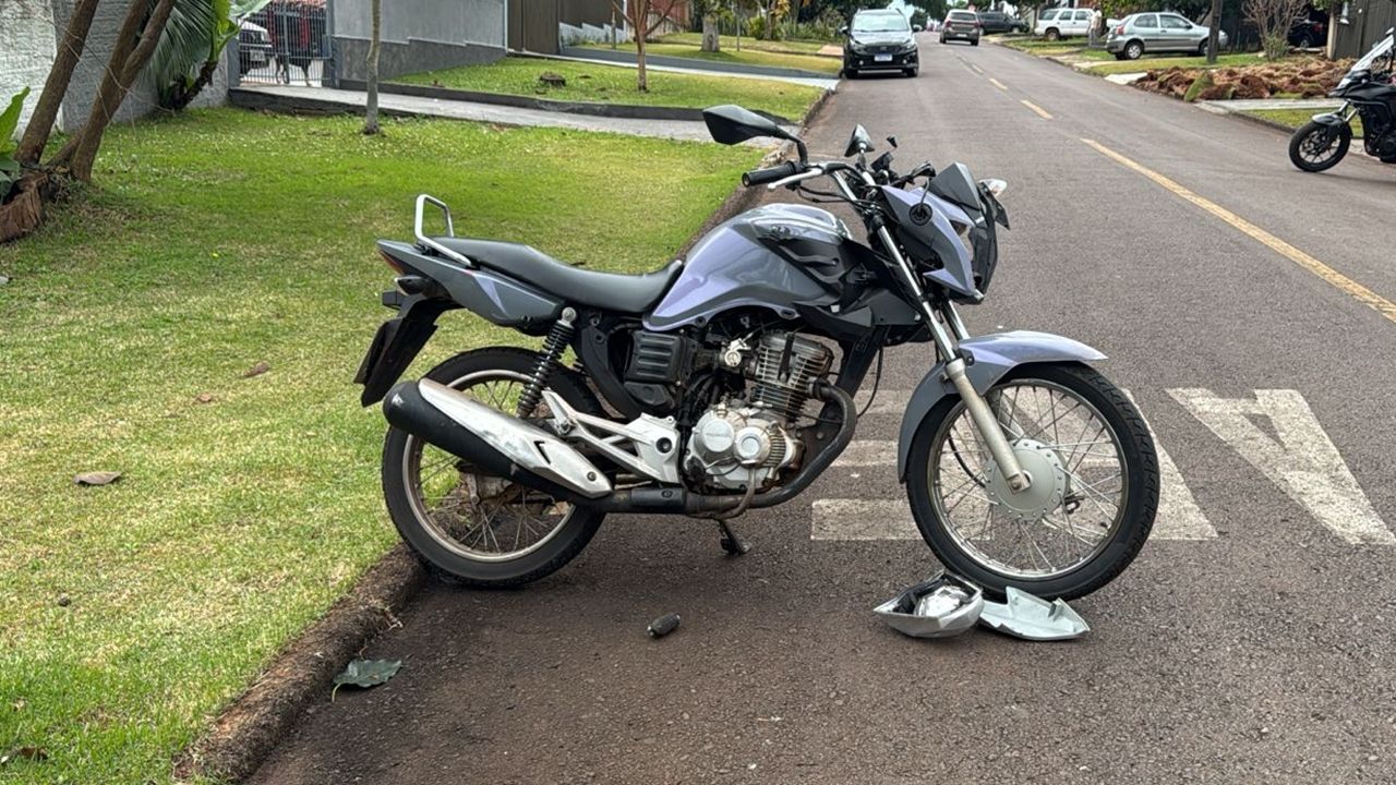 Jovem motociclista fica ferida após colisão com Ford Ka no Bairro Brasília, em Cascavel