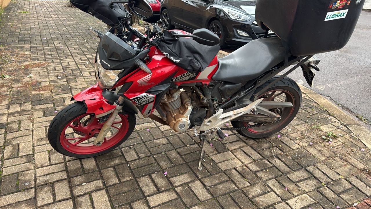 Motociclista sofre grave traumatismo craniano em colisão com caminhonete em Cascavel