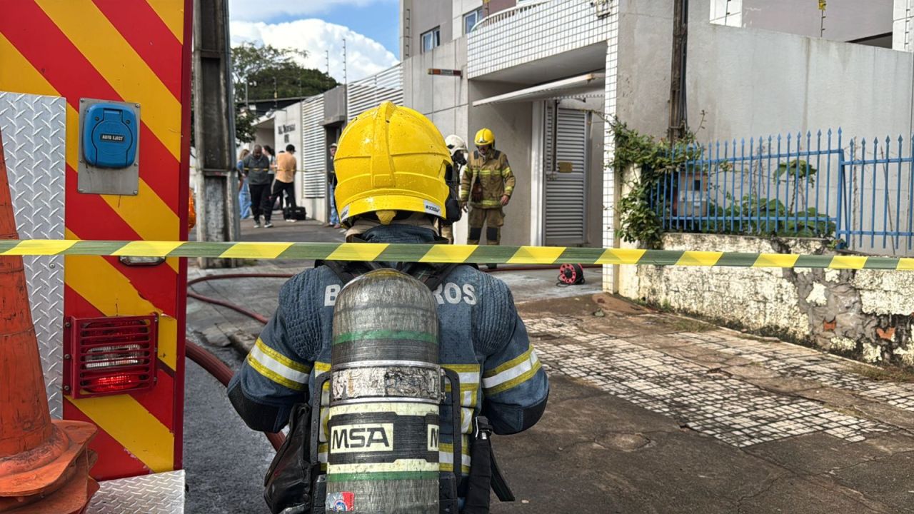 Incêndio em carro no subsolo de prédio mobiliza bombeiros e leva moradores a deixarem edifício em Cascavel