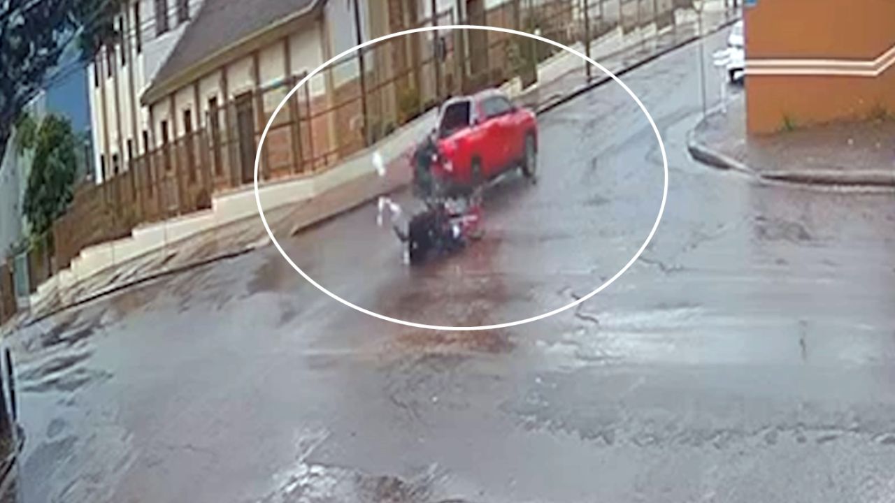 Câmeras de segurança registram momento de forte colisão entre moto e caminhonete em Cascavel