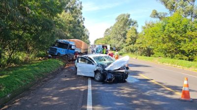 Imagem referente à notícia: Motorista fica ferido após tentativa de ultrapassagem terminar em colisão frontal na BR-376, em Paranavaí