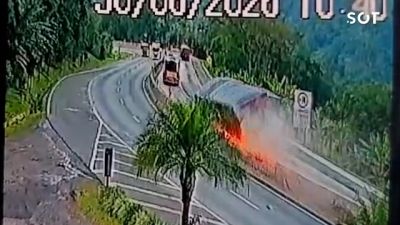 Imagem referente à notícia: Bitrem com carga de grãos tomba na BR-277 e bloqueia totalmente o sentido capital em Morretes