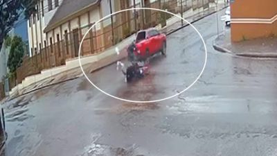Imagem referente à notícia: Câmeras de segurança registram momento de forte colisão entre moto e caminhonete em Cascavel