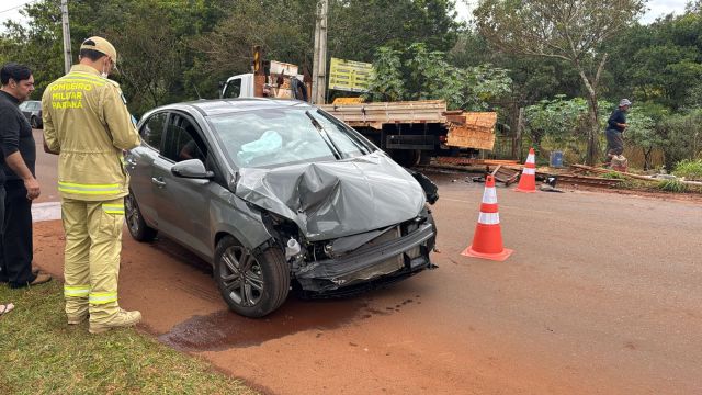 Jovem de 22 anos fica ferido após violenta colisão na traseira de caminhão estacionado no loteamento Belmonte em Cascavel