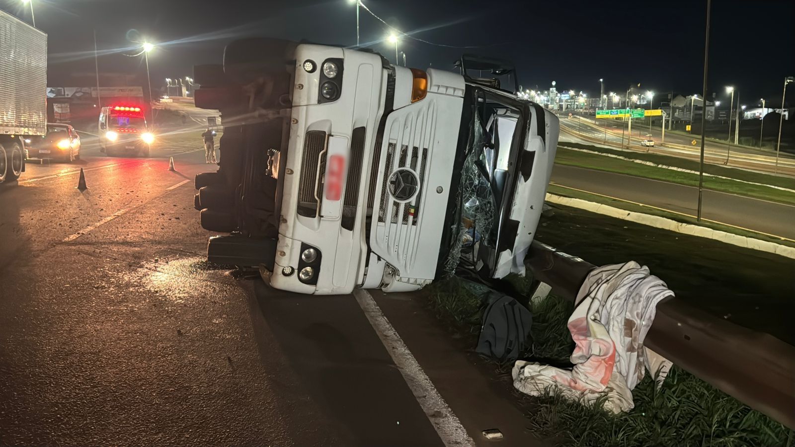 Imagem referente a notícia: Caminhão carregado com congelados tomba no Trevo Cataratas e motorista fica ferido em Cascavel