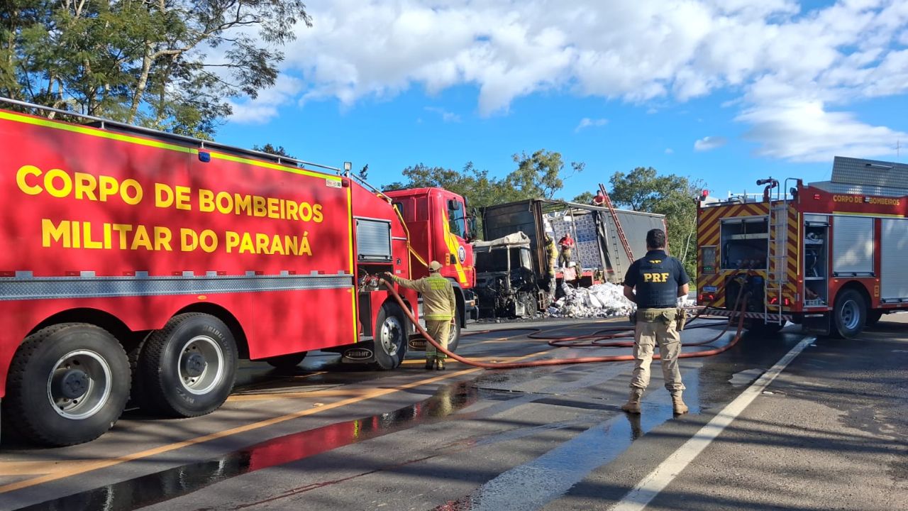 Incêndio atinge caminhão carregado com papel higiênico e interdita totalmente a BR-373 em Ponta Grossa
