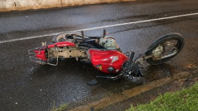 Imagem referente à notícia: Motociclista atropela cachorro, cai na PRc-467 e moto é atingida por dois carros em Cascavel