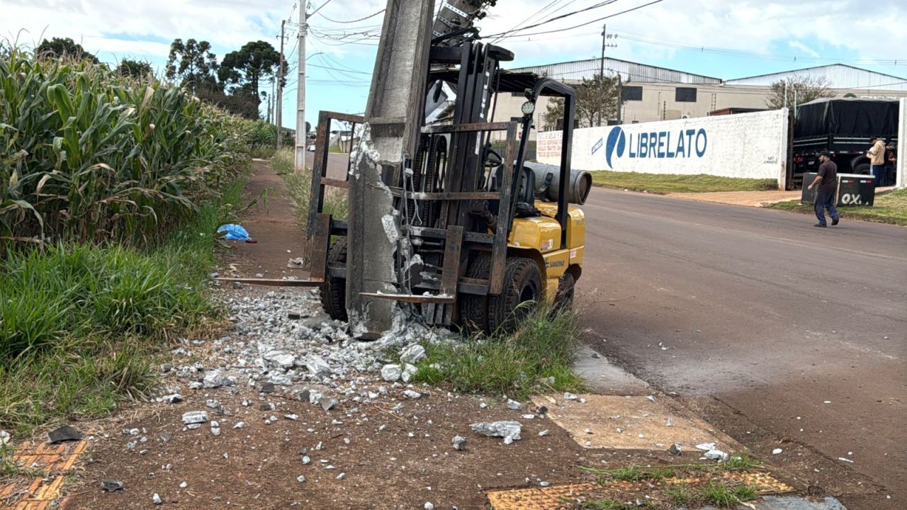 Empilhadeira perde o freio, bate em poste e mobiliza moradores no Jardim Mantovani, em Cascavel