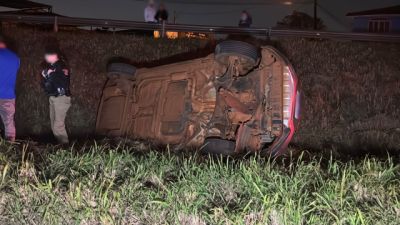 Imagem referente à notícia: Motorista abandona veículo após saída de pista e capotamento na PRc-467, em Cascavel