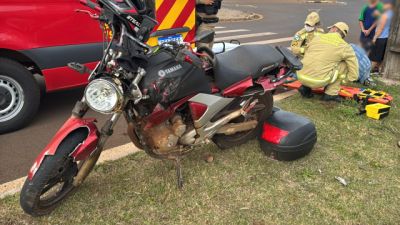 Imagem referente à notícia: Motociclista fica ferido após passar por cima de rotatória e sofrer queda no Bairro Floresta, em Cascavel