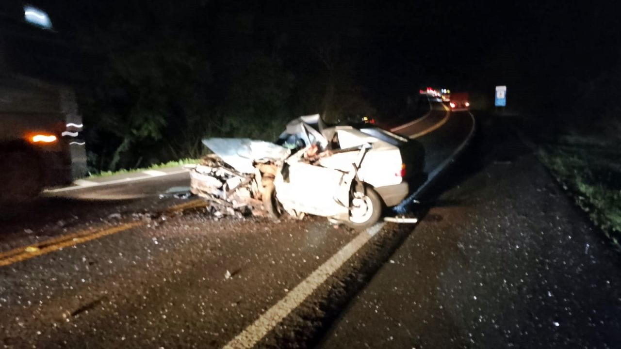 Motorista morre em colisão frontal entre carro e caminhão-tanque na BR-277, em Nova Laranjeiras
