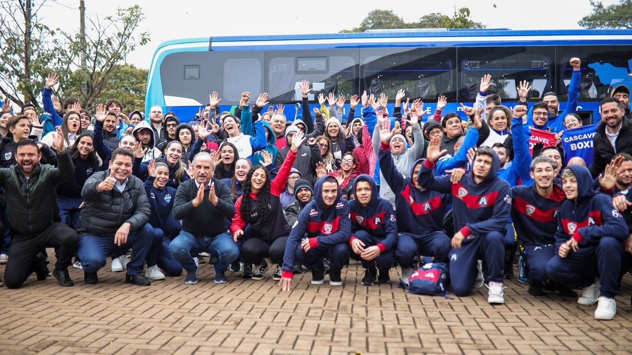 Gugu Bueno entrega dois ônibus para atletas e anuncia novo ginásio no Cascavel Velho