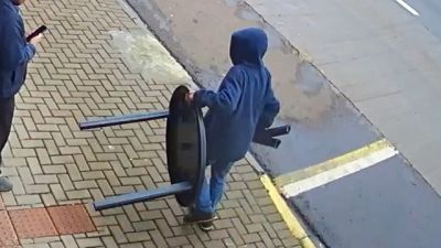 Imagem referente à notícia: Homem é preso após furtar mesa de plástico de loja em Cascavel; câmeras de segurança ajudaram na localização
