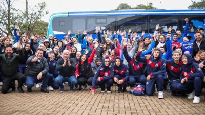 Imagem referente à notícia: Gugu Bueno entrega dois ônibus para atletas e anuncia novo ginásio no Cascavel Velho