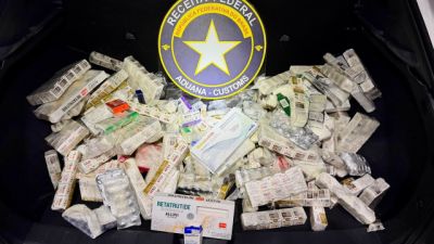 Imagem referente à notícia: Receita Federal apreende medicamentos ocultos em veículo abordado na BR-277