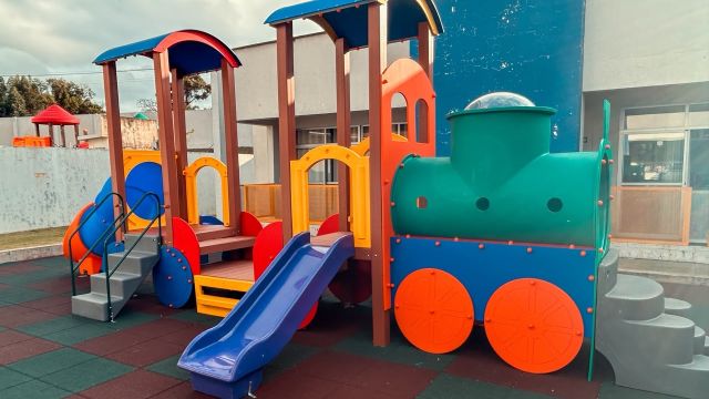 Prefeitura amplia espaços de lazer com novos parquinhos em escolas e Cmeis da Rede Municipal de Cascavel