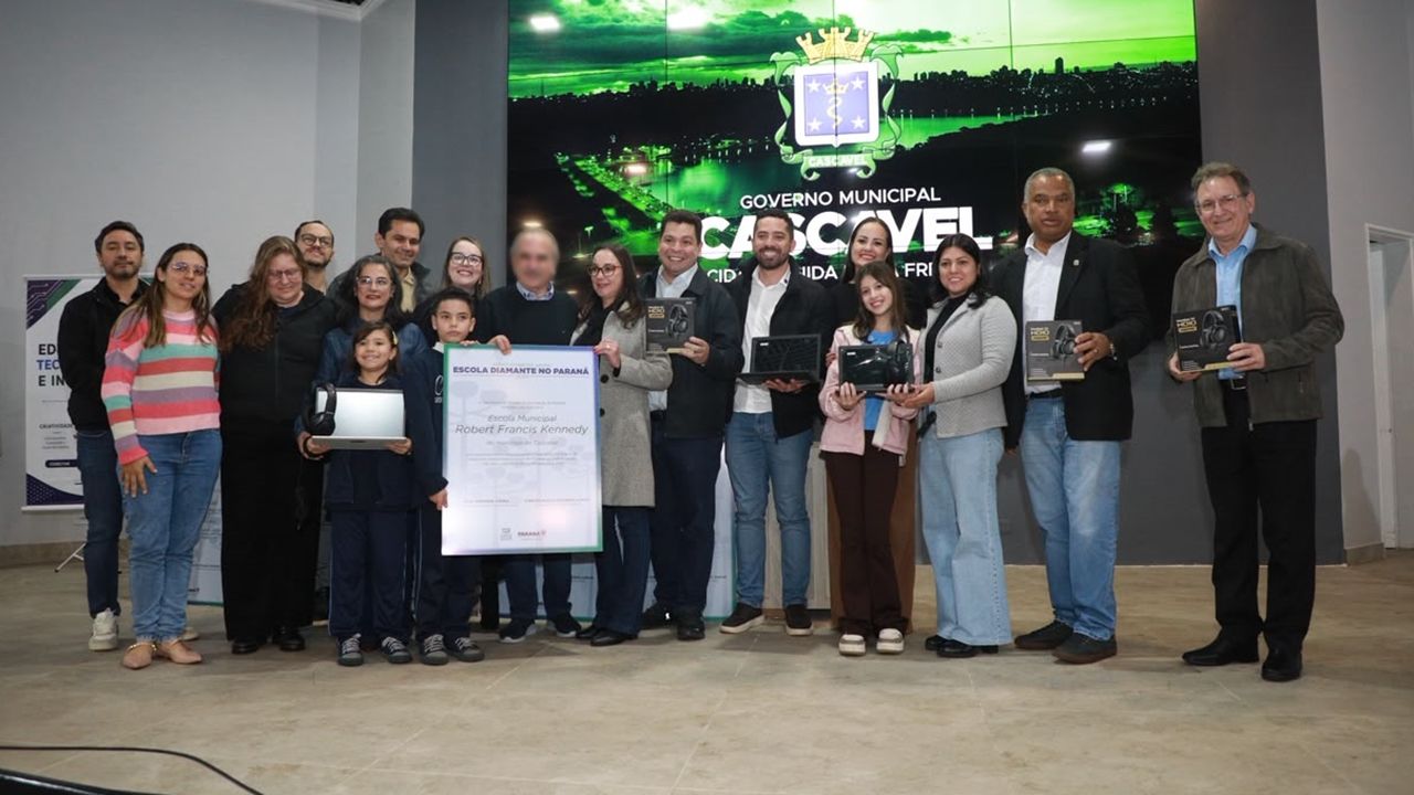 Escolas de Cascavel recebem reconhecimento estadual por resultados na alfabetização e novos kits tecnológicos