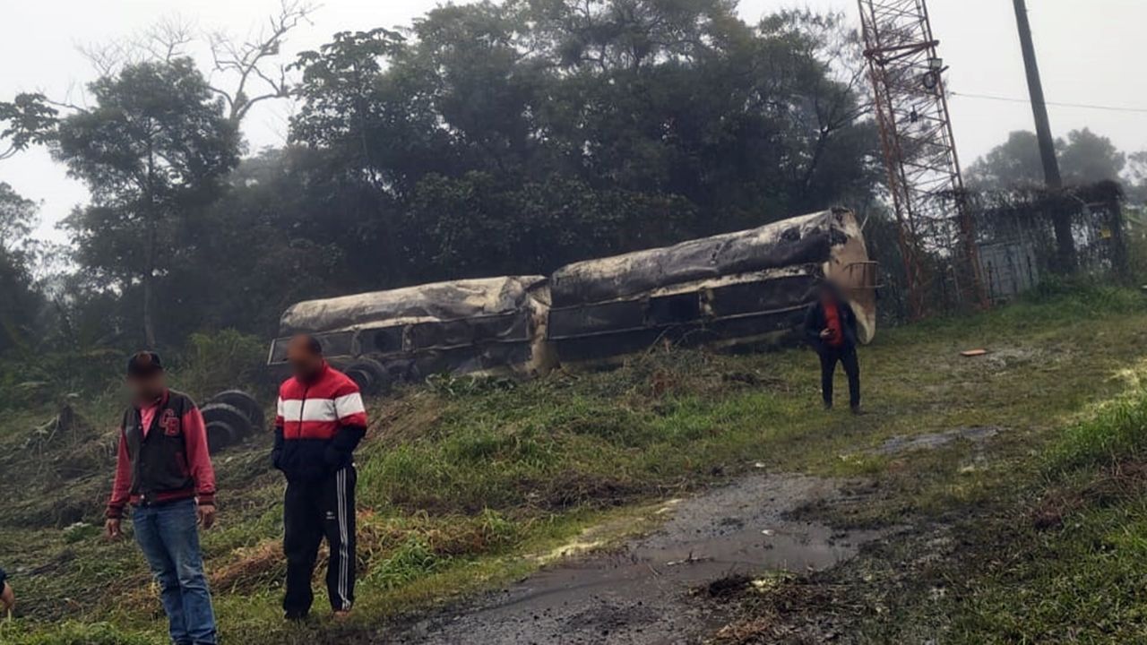 Caminhão com carga de óleo vegetal tomba na BR-277 e interdita rodovia nos dois sentidos em Morretes