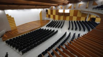 Imagem referente à notícia: Prefeitura entrega reforma histórica do Anfiteatro Emir Sfair e melhorias na estrutura do Centro de Convenções de Cascavel