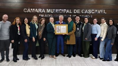 Imagem referente à notícia: Câmara de Cascavel entrega título de Cidadão Honorário ao médico Luiz Carlos Toso por trajetória dedicada à saúde pública