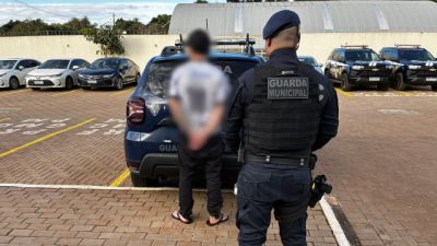 Imagem referente à notícia: Homem com mandado por tráfico de drogas é preso pela Guarda Municipal no Cascavel Velho