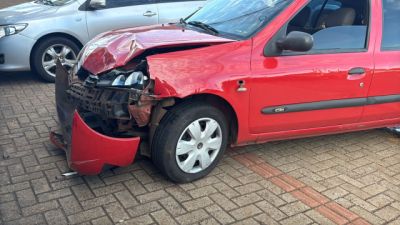 Imagem referente à notícia: Colisão entre Gol e Clio deixa criança ferida e provoca lentidão no trânsito em Cascavel