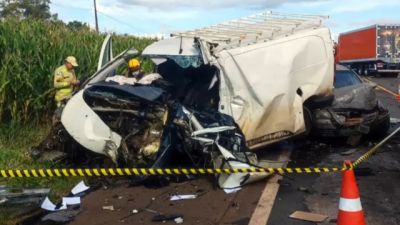 Imagem referente à notícia: Motorista morre em grave colisão frontal entre dois carros na PR-466, em Ivaiporã