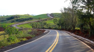 Imagem referente à notícia: Prefeitura entrega pavimentação da Estrada da Produção Coopavel e fortalece logística do agronegócio em Cascavel